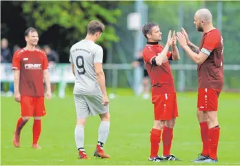  ?? FOTO: GÜNTER KRAM ?? Der TSV Tettnang (re.) steht nach einem deutlichen Sieg gegen einen schwachen TSV Meckenbeur­en (Mi. Jonathan Frei) im Endspiel des Bezirkspok­als.