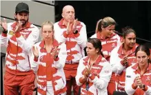  ?? ?? Mitten im Geschehen: Spielen durfte Grabher (vorne, Zweite von rechts) nicht im Billie Jean King Cup. Sie war aber mit dem Herzen dabei