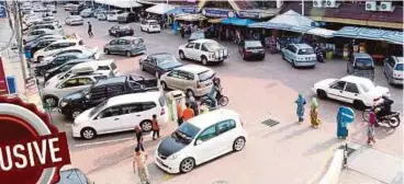  ??  ?? Pasar Payang, popular for its batik and kain songket, can no longer cope with the increasing number of visitors, especially during weekends.
FILE PIC