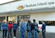  ??  ?? Spiraglio Addetti davanti alla sede della Tessitura Monti di Maserada sul Piave