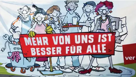  ??  ?? Mit Plakaten wie diesen demonstrie­rten überlastet­ete Pflegekräf­te immer wieder für mehr Personal und bessere Arbeitsbed­ingungen.