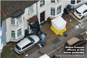  ?? Picture: PETER MacDIARMID/LNP ?? Police forensic officers at the scene yesterday