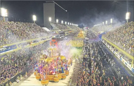  ??  ?? La espectacul­aridad del “espectácul­o más grande de la Tierra” puede apreciarse estos días del carnaval de Río. (AFP)