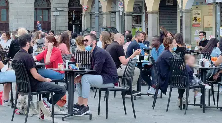  ??  ?? Clienti ai tavolini Spritz in piazza dei Signori: la giunta comunale vuole che i titolari dei bar siano più severi nel far rispettare le regole anticovid su distanziam­ento e mascherine