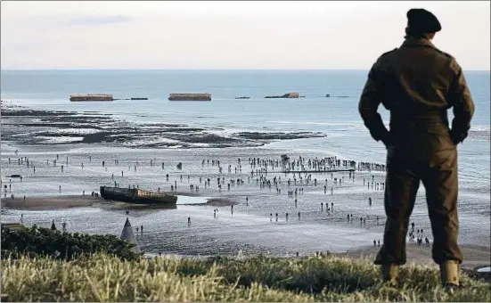  ?? JOEL SAGET / AFP ?? Un entusiasta de la II Guerra Mundial observa la platja d’Arromanche­s