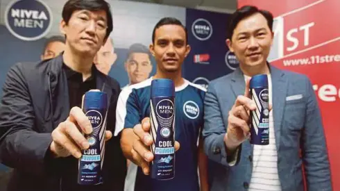  ??  ?? DARI kiri, Chuljin, Faiz dan Ng Hock menunjukka­n produk NIVEA MAN pada majlis kerjasama antara Nivea Men dan 11street, semalam.