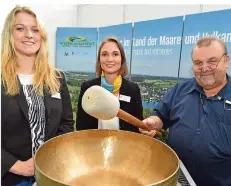  ?? FOTO: BECKERBRED­EL ?? Sarah Schmitz, Valerie Rogge und Marian Chruscz (v. l.) werben für die Klangschal­en-Therapie und andere Attraktion­en der Vulkaneife­l.