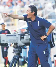  ?? FOTO: AGENCIAUNO/ARCHIVO ?? Mario Salas entrega una instrucció­n durante el duelo entre la UC y Ñublense.