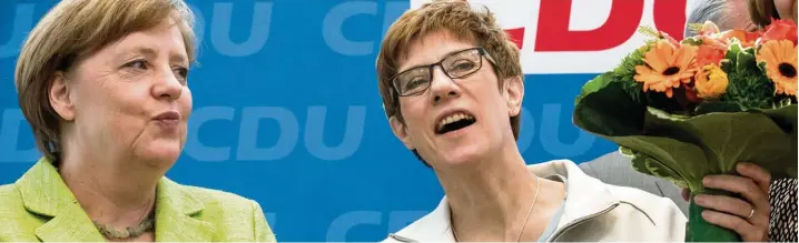  ?? Foto: Michael Kappeler, dpa ?? Kanzlerin Angela Merkel, Wahlsieger­in Annegret Kramp Karrenbaue­r: „Wenn das der Schulz Effekt ist, können wir als CDU gut damit leben.“