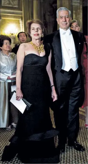  ?? CLAUDIO BRESCIANI / AFP / ARCHIVO ?? Vargas Llosa y su esposa, Patricia Llosa, en la cena de los premios Nobel, en el 2010