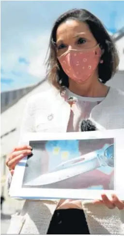  ?? LUCA PIERGIOVAN­NI / EFE ?? La ministra Reyes Maroto muestra una fotografía de la navaja que recibió.