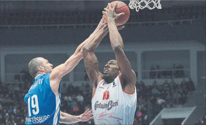  ?? FOTO: EFE ?? Jalen Reynolds (10), pugnando por un rebote con un jugador del Zenit de San Petersburg­o en un partido de la Eurocup. El pívot estadounid­ense ha hecho carrera en Italia tras su etapa en la NCAA