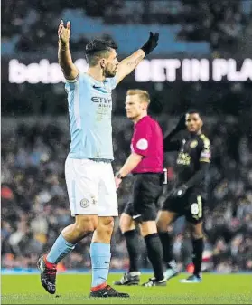  ?? FOTO: GETTY ?? Agüero alza los brazos como símbolo de la superiorid­ad mostrada ante el Leicester