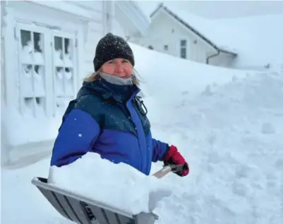  ?? FOTO: PER MOSEID ?? Beredskaps­sjef Elisabeth Sørbøe Aarsæther i DSB brukte morgentime­ne til snømåking. Fædrelands­vennen besøkte henne hjemme i Arendal onsdag.