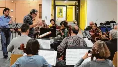  ?? Foto: Manuela Rieger ?? Wolfgang Raab studiert mit dem Orchester und Solisten die Stücke. An der Klarinette Rainer Oberauer.