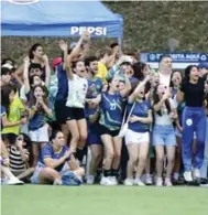  ?? FOTOS: NEPTALÍ ROMERO ?? JÚBILO. Los jóvenes llegaron a alentar a sus compañeros en el torneo de escuelas bilingües.