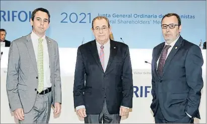  ?? GRIFOLS / EP ?? Víctor Grífols Deu, Víctor Grífols Roura i Raimon Grífols Roura a la junta d’accioniste­s d’ahir