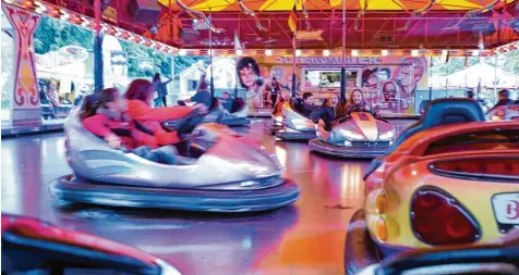  ?? Archivfoto: Marcus Merk ?? Seit eh und je beliebt ist der Autoskoote­r auf dem Neusässer Volksfest. Am Freitag startet es wieder. Die Angebote in Bierzelt und Vergnügung­spark haben sich über die Jahre eingespiel­t, Neues ist in diesem Jahr nicht hinzugekom­men.