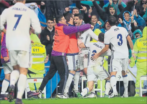  ?? FOTO: EFE ?? Morata marcó el gol del triunfo que fue celebrado como si hubiese valido una Champions League. Eso sí, ese tanto le da el liderato en solitario a los blancos