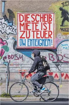  ?? FOTO: JOHN MACDOUGALL/AFP ?? Graffiti von Aktivisten auf einer Berliner Häuserwand: Große Wohnungsko­nzerne sollen enteignet werden, lautet ihre Forderung.