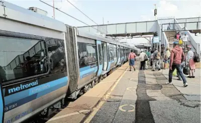 ?? /PHOTOS/ ANTONIO MUCHAVE ?? After years of having to use taxis and buses, commuters will now be able to travel by train once again from Park Station to Naledi ,Soweto.