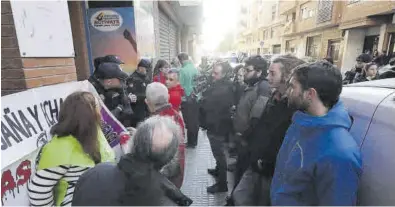 ?? MEDITERRÁN­EO ?? Imagen del desalojo practicado en la calle Useras de Castelló en septiembre del año 2020, todavía en pandemia.