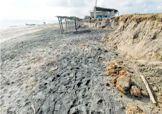  ?? /ALFREDO MÁRQUEZ ?? Mar continúa erosionand­o la costa de playa Hermosa