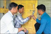  ?? AQIL KHAN/HT ?? Officials sealing a hotel at Kasol on Tuesday.