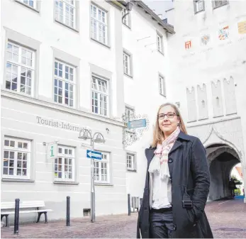  ?? FOTO: MARK HILDEBRAND­T ?? Der neuen Kulturmana­gerin Natascha Bruns hat bei ihrer Ankunft in Tettnang das Torschloss sofort gefallen. Da ist ab Oktober auch ihr Arbeitspla­tz, nämlich in dem Raum mit dem angeklappt­en Fenster.