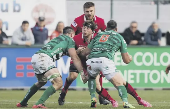  ??  ?? 2 Hamish Watson is blocked by Benetton’s Abraham Steyn and Robert Barbieri during Edinburgh’s 24-13 victory on Saturday.