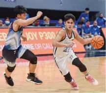  ?? (UAAP Media Bureau photo) ?? Bacolodnon Samjosef Belangel of Ateneo de Manila University Blue Eagles dribbles the ball while being defended by Adamson University Falcons’ Joem Sabandal.