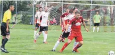  ?? FOTO: STEIDLE ?? In der Vorrunde kam die SG Nellingen (weiß) zu einem klaren Erfolg gegen den SV Suppingen. Das Rückspiel steigt nun am Sonntag beim SVS und da wollen die Fußballer aus Suppingen den Spieß umdrehen.