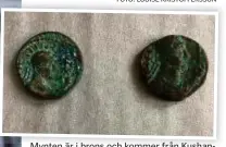  ?? FOTO: MIKAEL STRÖMSTEN ?? Mynten är i brons och kommer från Kushanimpe­riet i Indien under kejsarna Soter Megas och Vima Kadphises runt 55–105 efter Kristus. Det till höger har ett inpräglat porträtt med stråldiade­m och en spira på åtsidan. Även det vänstra myntet har ett porträtt.