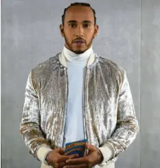  ?? Foto: MTV, dpa ?? Macht eigene Musik und überreicht Preise bei den MTV European Music Awards: der noch sechsfache Formel‰1‰Weltmeiste­r Lewis Hamilton.