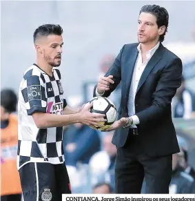  ??  ?? CONFIANÇA. Jorge Simão inspirou os seus jogadores