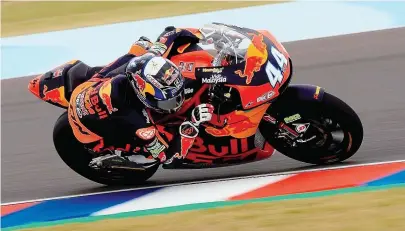  ??  ?? Miguel Oliveira não se sentiu “confortáve­l” com a KTM na pista molhada