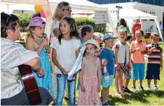  ?? Foto: Roland Habermeier ?? Der Chor des Kindergart­ens St. Ulrich mit Begleitung von Delia Ungar (Gitarre) und Anja Klakus, sorgte für eine musikalisc­he Einlage.