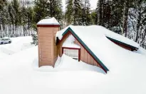  ?? Noah Berger/Special to the Chronicle ?? Snow surrounds the second story of a home in Eldorado National Forest on March 4.