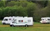  ??  ?? À Treignac, la municipali­té reçoit les camping-cars dans la verdure, sur les bords de la Vézère. À Lanteuil, Patricia Tronche accueille les camping-caristes « France Passion » depuis 2007.