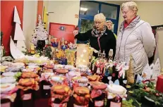  ?? FOTO: THORSTEN LINDEKAMP ?? Auf dem Weihnachts­basar wurden schöne Dinge angeboten.