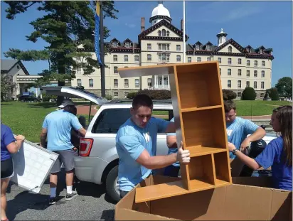  ?? PETE BANNAN - MEDIANEWS GROUP ?? Widener University students move their belonging from their vehicles into the residence halls on the campus in 2019.