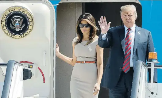  ?? MATT DUNHAM / AP ?? Gira europea. El presidente Trump y su mujer, Melania, a
su llegada a Bruselas en su última gira europea. Abajo, la
periodista Kaitlan Collins