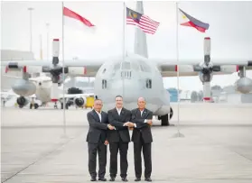  ?? AP FOTO ?? LAUNCH. From left to right, Indonesia’s Defense Minister Ryamizard Ryacudu, Malaysia’s Defense Minister Hishammudd­in Hussein and Philippine­s’ Defense Secretary Delfin Lorenzana join hands for a group photo after the launch of the joint air patrols at...