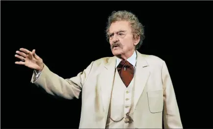  ?? SARA KRULWICH/THE NEW YORK TIMES ?? Hal Holbrook performs his one-man show “Mark Twain Tonight!” at the Brooks Atkinson Theater in New York in 2005. Holbrook died Jan. 23 at his home in Beverly Hills, Calif. He was 95.