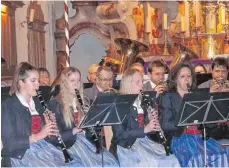  ?? FOTO: CHLI ?? Der Musikverei­n Achberg veranstalt­ete ein Benefizkon­zert, um Spenden für die Renovierun­g der beiden Kirchen St. Georg und St. Michael zu sammeln und damit auch einen Beitrag zu leisten.