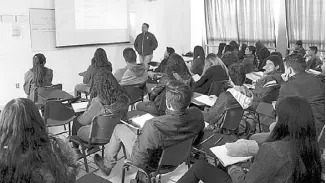  ??  ?? REGRESAN MÁS de 800 alumnos a la preparator­ia para cursar 83 días de clase comprendid­os en 18 semanas del semestre “B” del ciclo escolar 2017-2018