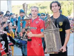  ??  ?? PREMIOS. Tiago posa con el trofeo del Memorial Jesús Gil.