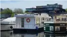  ??  ?? Kantig aber mit Komfort - das Hausboot "Sirius" (Mitte) im Tempelhofe­r Hafen in Berlin