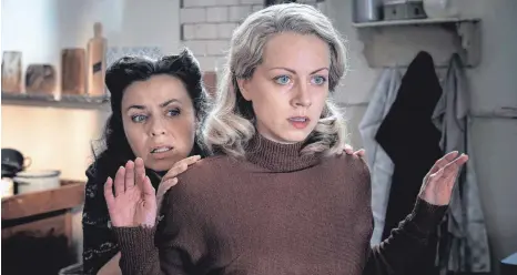  ?? FOTO: NDR ?? Hanni Lévy (Alice Dwyer, rechts) muss untertauch­en, denn als Jüdin bringt sie auch ihre Freundin Victoria (Naomi Kraus) in Gefahr.