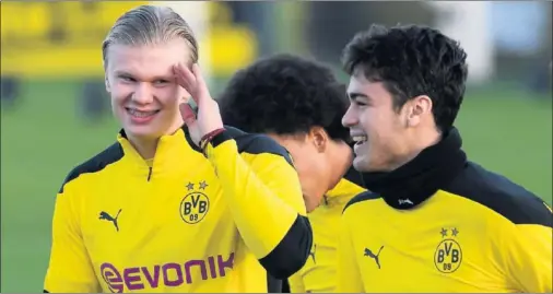  ??  ?? Haaland, junto a Giovanni Reyna durante el entrenamie­nto de ayer del Borussia Dortmund.